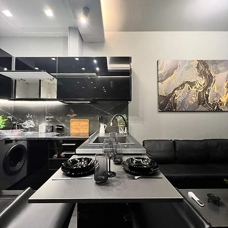 Luxury Black And White Interior Apartments 卡拉马塔 外观 照片