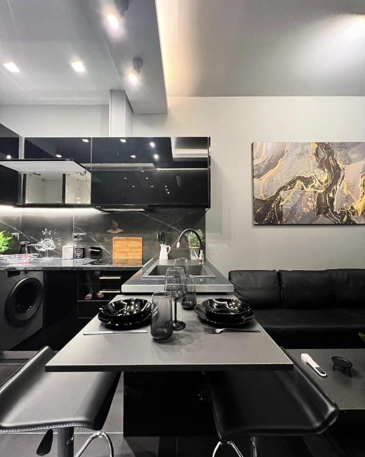 Luxury Black And White Interior Apartments 卡拉马塔 外观 照片